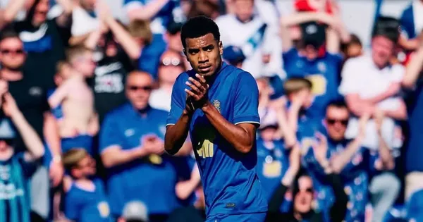 Solís se quedará en el fútbol inglés