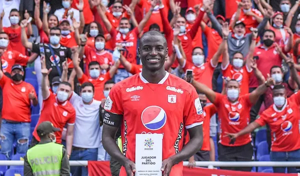 Adrián Ramos salvó al América de Cali con un gol in extremis al minuto 87 frente al Once Caldas, en el partido correspondiente a la jornada 4 de la Liga Betplay. Con ese resultado los dirigidos por Juan Carlos Osorio se ubican de cuartos en la tabla de posiciones, tienen 9 puntos. Ramos aparte de ser la figura del partido, aprovechó para enviarle un mensaje al entrenador Juan Carlos Osorio sobre su renovación de contrato.