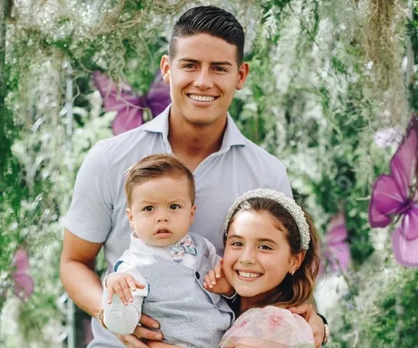 Aficionado desde sus inicios en el fútbol profesional, el colombiano mostró su nuevo juguete de colección.