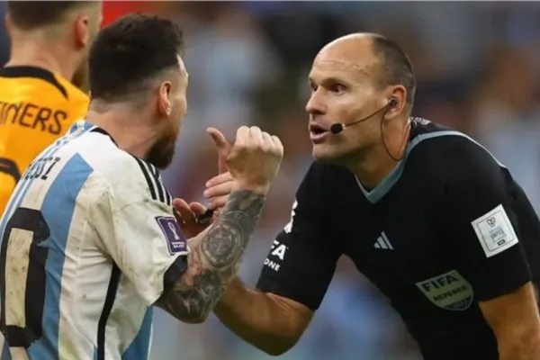 Al árbitro Mateu Lahoz le llegó el karma luego de haber querido minimizar a Lionel Messi y a la Selección Argentina en el Mundial de Qatar 2022.