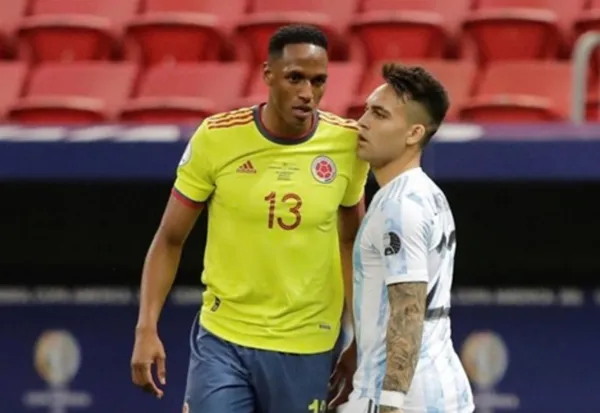 Al defensor central de Colombia le gusta el show, pero cuando se lo hacen a él pasa algo raro.