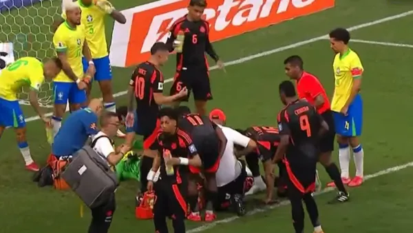 Alarma en la defensa. Davinson Sánchez enciende las alarmas al caer lesionado en el Mané Garrincha