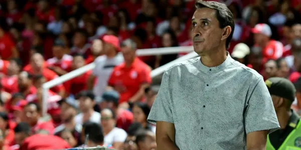 Alexandre Guimarães dejó de la noche a la mañana al América de Cali, pero ahora se arrepienten y considerarían su regreso.