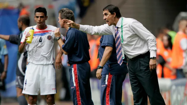 Alexandre Guimarães está próximo a ser el nuevo entrenador de Atlético Nacional y mira lo que pasará con Restrepo, quien venía cumpliendo como DT.