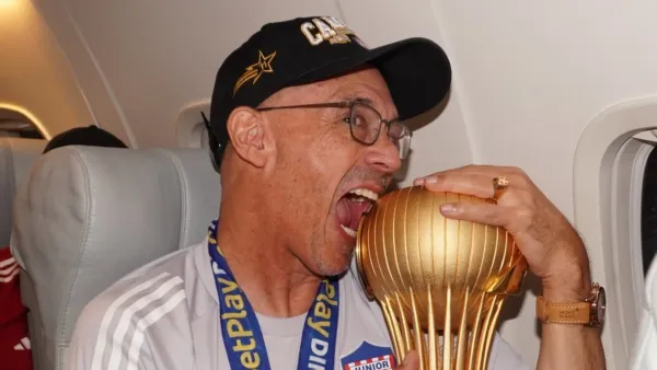 Alfredo Arias campeón con el Junior y el mejor técnico de la liga colombiana