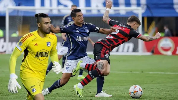 Álvaro Montero con el buzo de Millonarios, de fondo una postal del duelo que sostuvo el 'Embajador' ante Flamengo. FOTO: Antena 2