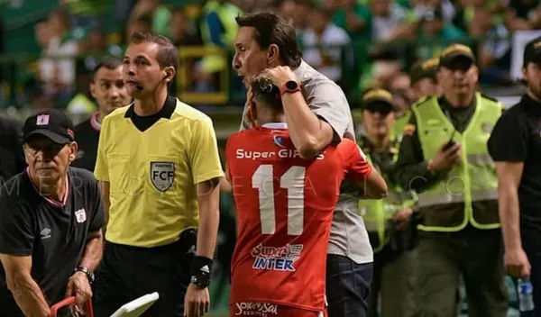 América de Cali se planteó muy atrás contra Santa Fe, y aunque en los penales tuvo más efectividad, su rendimiento no convence