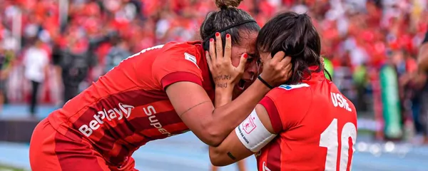 Andrés Usme no dudo en mostar su alegría luego de ganar la Liga Betplay Femenina.