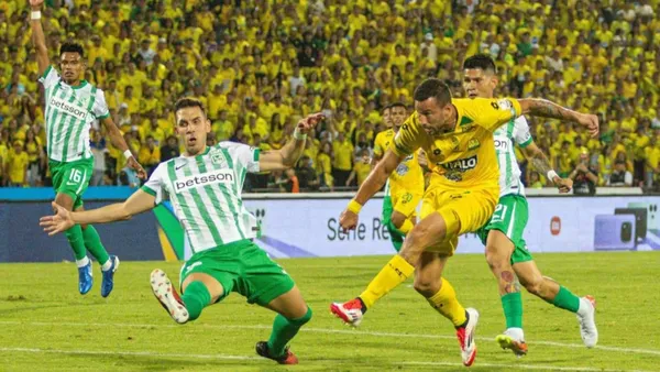 Atlético Nacional levanta la copa de la Superliga tras vencer a Bucaramanga en penales. Foto: Nacional