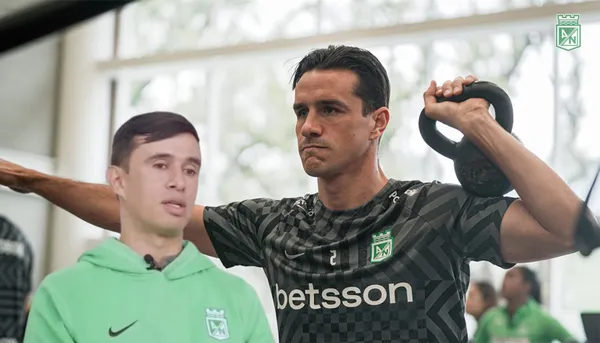 Bernardo Espinosa con el buzo de Atlético Nacional de Colombia.