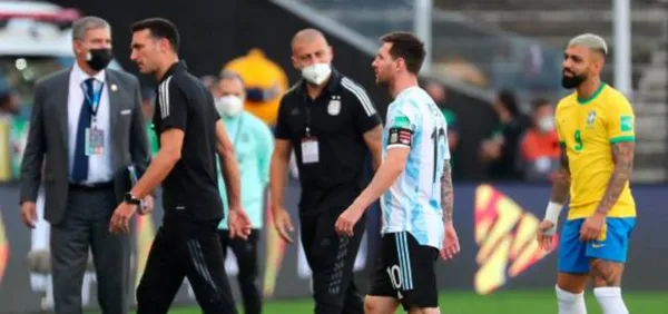 Brasil y Argentina estaban disputando su partido como lo indicaba el calendario, pero la Agencia Nacional de Vigilancia Sanitaria de Brasil y la Policía Federal de Brasil, detuvieron el partido los 10 minutos, porque hubo 4 argentinos que violaron las leyes de inmigración por la pandemia. Sin embargo, ya los jugadores tenían 48 horas en territorio brasileño. Ahora el problema es saber quién se llevará los tres puntos y todo parece indicar que será para los argentinos.