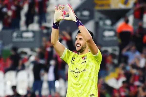 Camilo Vargas se coronó campeón de la Liga MX de México y pasó a la historia de ese país por algo que trascendió más allá del propio título.