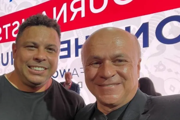 Carlos Antonio Vélez está en Qatar, posó para una foto con Ronaldo Nazario y la FIFA premió al periodista colombiano.