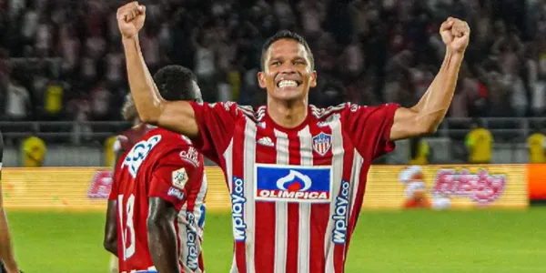 Carlos Bacca entró a un selecto grupo de goleadores en el fútbol colombiano.