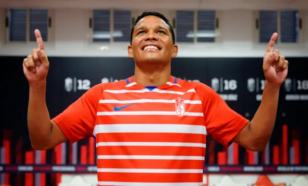 Carlos Bacca reaccionó en las redes sociales de manera indirecta a lo que sería su respuesta tras no ser llamado por Reinaldo Rueda para la Selección Colombia, en las venideras Eliminatorias Sudamericanas rumbo a Qatar 2022. Bacca se mostró tranquilo y mediante una historia en Instagram que denotaba una foto suya entrenando, dejó la siguiente frase: “Vamos que vamos Granada CF”. Bacca quiere enfocarse en el presente con su club. La no convocatoria de Bacca generó algunas comparaciones por parte de la prensa especializada, con respecto a otros delanteros que si fueron llamados .