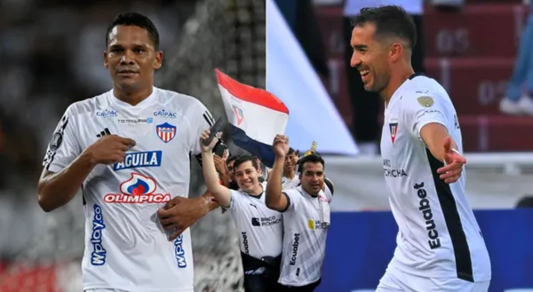 Carlos Bacca y Lisandro Alzugaray, ambos con las camisetas del Junior y LDU, respectivamente. FOTO: Sporting News