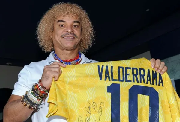 Carlos Valderrama aparte de su particular cabellera implantó una moda con los collares y las pulseras. Pero la gran duda es cuántas de esas prendas usa a diario.