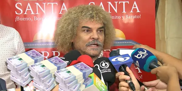 Carlos Valderrama dando unas declaraciones