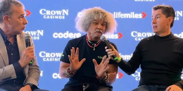 Carlos Valderrama y a su lado Tito Puccetti