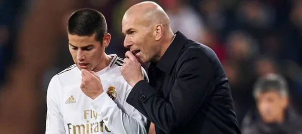 Carlos Valderrama y Zidane se enfrentaron en 1991 en el partido entre Montpellier y Cannes por la liga francesa, el colombiano llegó al equipo luego de ser el mejor jugador de América en 1987, mientras que Zidane apenas tenía 18 años y deslumbraba con su talento en Francia.