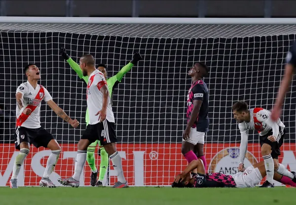 Con Enzo Pérez al arco y sin suplentes, el Millonario se impuso por 2-1 en el Monumental.
