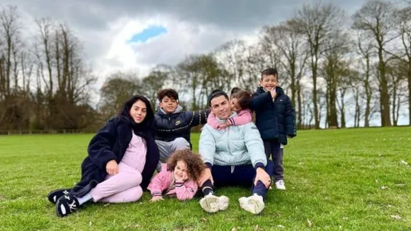 Con un dolor inmenso este Lunes Cristiano y su esposa Georgina hicieron publica la perdida de uno de sus mellizos recién nacido.