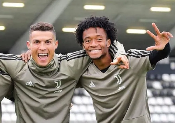 Cuadrado aparte de ser un un excelente futbolista también es un visionario empresario y al estar rodeado de los mejores del mundo como Cristiano Ronaldo; aprovecha de seguir sus pasos.