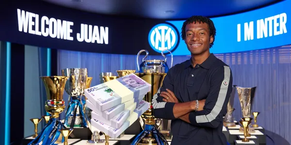 Cuadrado ha bajado de precio. Foto de Cuadrado tomada de Twitter @CONMEBOL y pesos de 123RF.