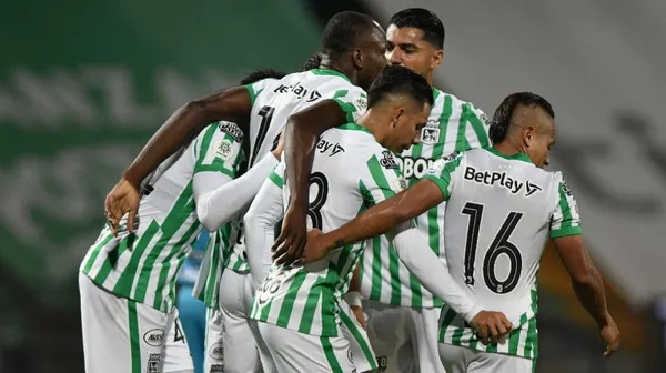 Cuando corría el minuto 26 del encuentro se presentó el hecho lamentable que dejó perplejos a los mismos futbolistas.