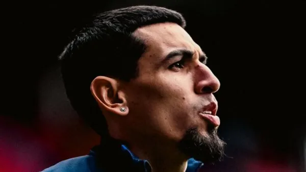 Daniel Muñoz le ganó la pulseada a Yerson Mosquera en la Premier League - X @CPFC