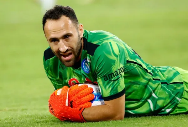 David Ospina no deja de defender su posición dentro del Napoli y si le ponen trabas el colombiano responde con su trabajo bajo los tres palos.