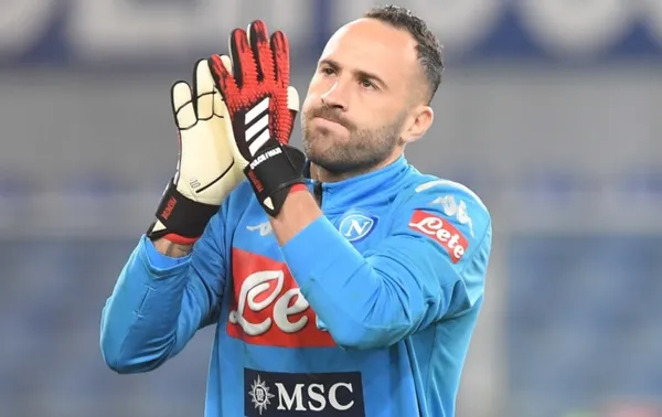 David Ospina deportivamente está en su mejor momento luego de ser una de las figuras de la pasada Copa América de Brasil de 2021. Sin embargo, en el Napoli lo han relegado a ser el suplente de Alex Meret, el entrenador Luciano Spalletti no le tiene confianza al arquero colombiano. Eso genera que su nivel descienda por la ausencia de minutos jugados. Ospina fue convocado por Reinaldo Rueda para que sea el portero titular de la Selección Colombia en esta serie de tres partidos seguidos contra Bolivia, Paraguay y Chile. David aprovechará esa convocatoria para mejorar su actual presente de una manera estratégica.
