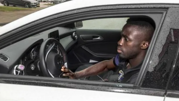 Davinson Sánchez no está exento de disfrutar de lujos en Europa, el destalle es que él se administra de una mejor forma a diferencia de sus colegas colombianos. Por ejemplo, Sánchez usa a diario en Inglaterra un auto Mercedes-Benz CLA 200, el cual está cotizado en $45 mil euros. A Davinson no le gusta gastar en los autos que usan jugadores colombianos como Luis Muriel, quien tiene un Ferrari que cuesta casi $500 mil euros. Sánchez tiene el ojo puesto en las inversiones empresariales.