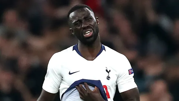 Davinson Sánchez no la pasa bien en el Tottenham y ahora José Mourinho le vuelve a hacer carrera futbolística imposible.
