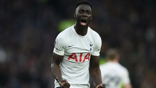 Davinson Sánchez pareció haber tenido un baño de buenas energías en el último partido, contra el Norwich.