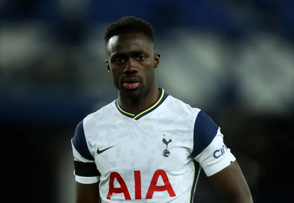 Davinson Sánchez recuerda con gran afecto el gesto que tuvo el América de Cali con él en la infancia, este club costeaba el pago de su transporte desde los 6 años para que pudiese ir a entrenar, una ayuda económica que de no tenerla en ese momento lo hubiese obligado a abandonar el fútbol porque sus padres eran de bajos recursos económicos. Algo simple pero que hizo la diferencia. Ahora Davinson está frente a un gran problema en el Tottenham de Inglaterra.