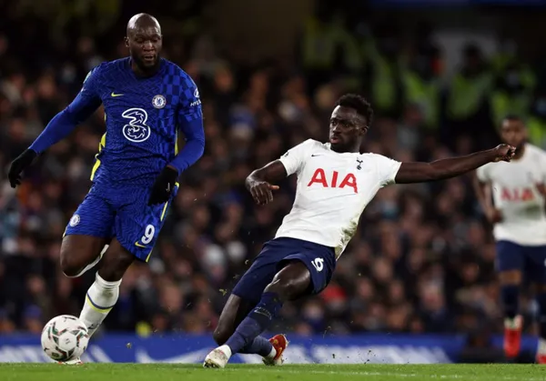 Davinson Sánchez tuvo la dura tarea de frenar a Romelu Lukaku en el partido entre Chelsea y Tottenham.