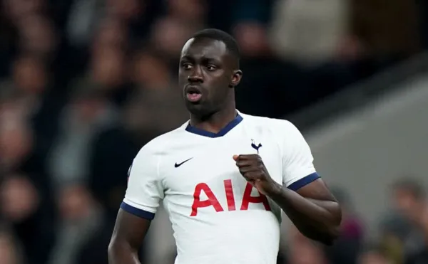 Davinson Sánchez no vive sus mejores días en Inglaterra. Según la prensa británica el Tottenham está interesado en fichar al defensor central español Pau Torres, quien juega actualmente en el Villarreal de La Liga de España. Los ingleses ofrecen $50 millones de euros por el pase de Torres. Davinson hace poco vio cómo llegó el argentino Cristian Romero a limitar sus opciones y ahora si llega Torres todo apunta a que verá menos minutos. Sánchez sólo tiene una opción para marcharse al Sevilla.