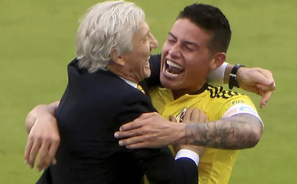 Después de los himnos todos los jugadores fueron abrazar al argentino, el primero James Rodríguez.