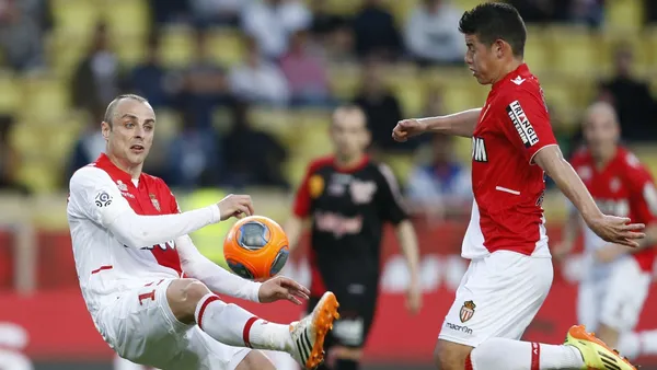 Dimitar Berbatov (izq) y James Rodríguez (der)