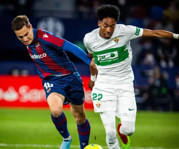 Dos errores en marca sentenciaron al Elche 3-0 frente al Levante.