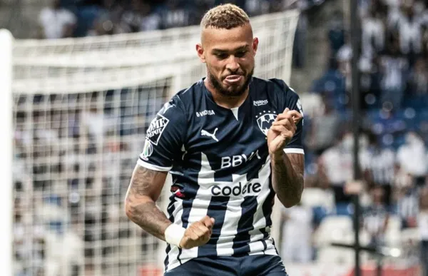 Duván Vergara el ex jugador del América de Cali brilló con el CF Monterrey de México al marcar dos goles frente al equipo Pumas. Se rumora que desde la junta directiva del club había un premio económico de $5 mil dólares al jugador del CF Monterrey que marcara más goles en este partido y que por supuesto salieran ganando. Todos esos elementos los condensó Vergara y se llevó el primer incentivo. Esta actuación de Duván lo puede ayudar a obtener un beneficio que Stefan Medina predijo esta semana.