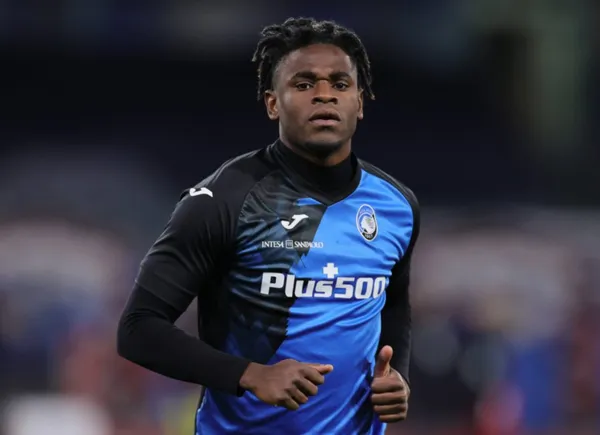 Duván Zapata era la primera opción que tenía el Inter de Milán para cubrir el puesto que dejaría la salida de Romelu Lukaku, quien se marcha al Chelsea de Inglaterra. Sin embargo, hay otro jugador que podría quitarle el puesto a Zapata, se trata del bosnio Edin Dzeko. Duván solo tendría un factor a favor para llegar al Inter de Milán.