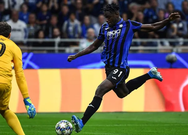 Duván Zapata está a horas de confirmar su pase al Inter de Milán por una cifra que la prensa Italiana rumora se ubica en $40 millones de euros. En el Atalanta están contentos por recibir esos ingresos económicos y de una vez han ubicado al reemplazo de Duván. Se trata de Tammy Abraham, delantero del Chelsea FC. Al Atalanta le preocupa algo con la salida de Zapata.