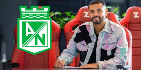 Edwin Cardona haciendo la firma de un documento