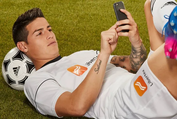 El “10” colombiano también es un crack al momento de ganar millones fuera de las canchas.