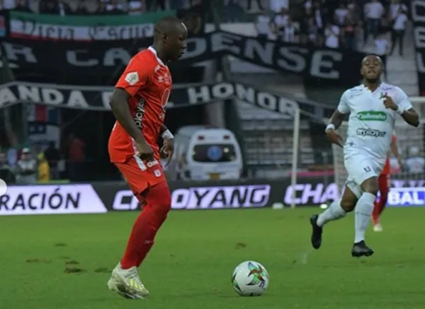 El América de Cali cayó derrotado un gol a cero frente al Envigado, en la Liga Betplay Dimayor. Juan Carlos Osorio recibió muchas críticas por insistir en darle ingreso otra vez a Emerson Batalla, el futbolista termina siendo un jugador menos contra el rival. El cuadro “Escarlata” aparte de la venta de Pablo Ortiz a Argentina, podría vender a Batalla a un equipo colombiano que lo puede mejorar. Se ganarían $1.15 millones de euros por la venta de ambos.