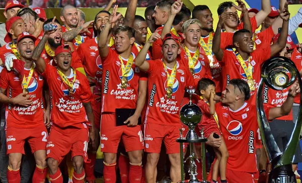 El América de Cali es una mina de oro para cosechar y vender futbolistas colombianos al extranjero. Hay una lista de 5 futbolistas colombianos que les han reportado grandes ganancias en los últimos 10 años. Por ejemplo, Duván Zapata salió del cuadro “Escarlata” y aún llegan ganancias económicas gracias a sus transferencias. Sin embargo, hay inversiones que necesita el equipo, la directiva no las hace y gasta el dinero en otras cosas.