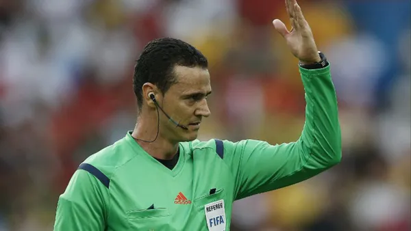 El árbitro colombiano protagonizó un polémico incidente en la Copa Libertadores.