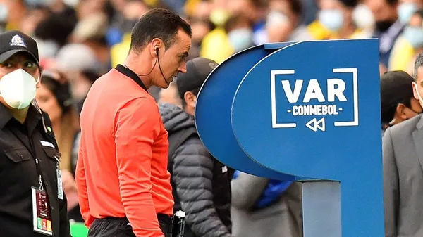 El árbitro Wilmer Rondan, quien dirigió el partido entra las selecciones de Brasil vs Ecuador, vuelve a dejar mucho que desear, y la prensa colombiana se le fue encima.